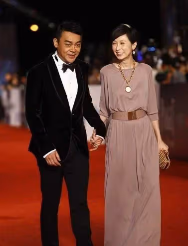 55歲郭藹明久違現身,與58歲劉青雲同框秀恩愛,做老公背後的女人