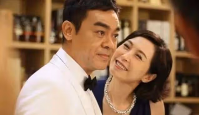 55歲郭藹明久違現身,與58歲劉青雲同框秀恩愛,做老公背後的女人