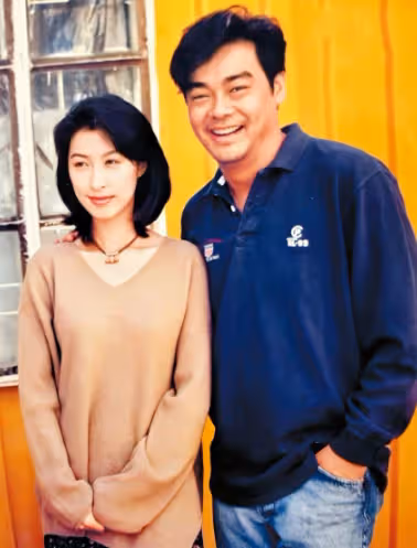 55歲郭藹明久違現身,與58歲劉青雲同框秀恩愛,做老公背後的女人