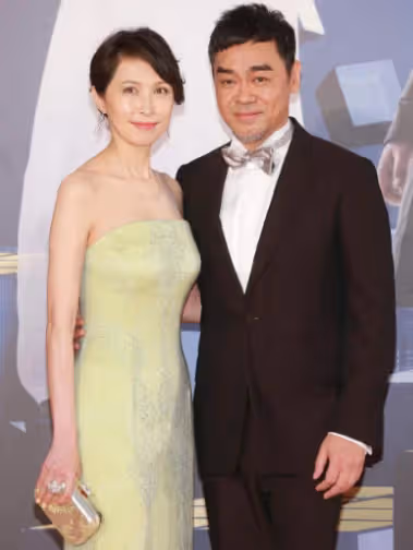 55歲郭藹明久違現身,與58歲劉青雲同框秀恩愛,做老公背後的女人