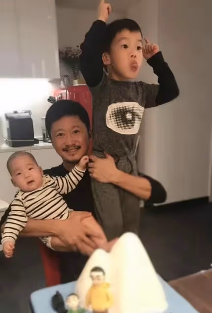 劉德華與吳京一家溫馨合照,還被親了一口!