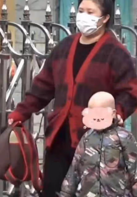 沈騰婚變風波後攜妻兒聚餐！疑醉酒走路踉蹌被攙扶，妻子身材發福