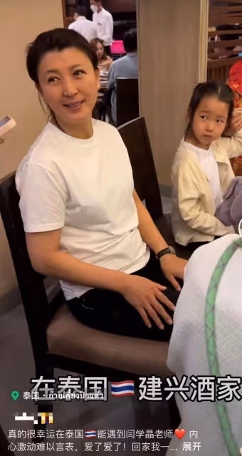 閆學晶一家三口在泰國接地氣!二婚老公肚腩突出,5歲女兒似爸爸