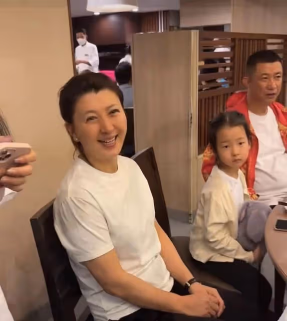 閆學晶一家三口在泰國接地氣!二婚老公肚腩突出,5歲女兒似爸爸