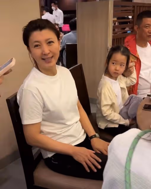 閆學晶一家三口在泰國接地氣!二婚老公肚腩突出,5歲女兒似爸爸