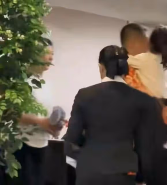閆學晶一家三口在泰國接地氣!二婚老公肚腩突出,5歲女兒似爸爸