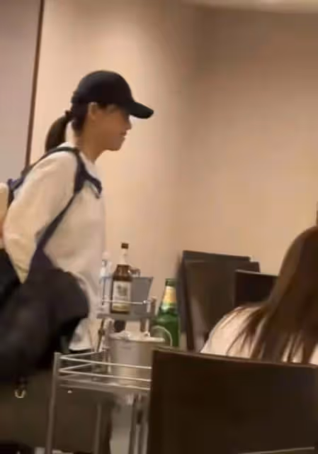 閆學晶一家三口在泰國接地氣！二婚老公肚腩突出，5歲女兒似爸爸
