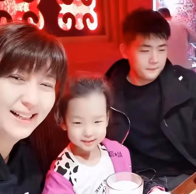 閆學晶一家三口在泰國接地氣！二婚老公肚腩突出，5歲女兒似爸爸