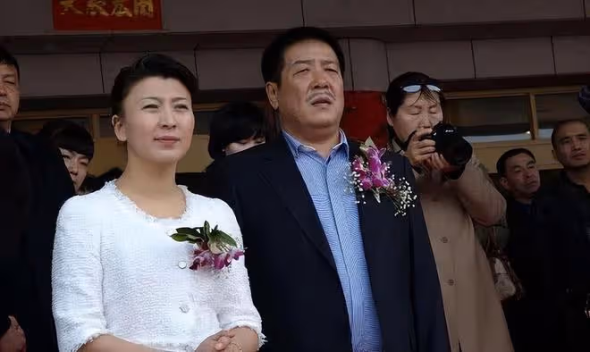 閆學晶一家三口在泰國接地氣！二婚老公肚腩突出，5歲女兒似爸爸