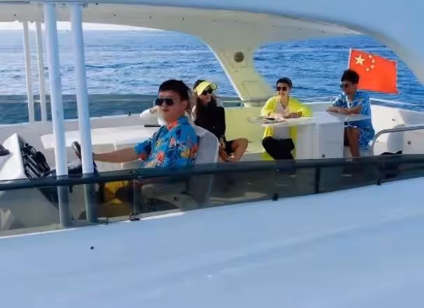 閆學晶一家三口在泰國接地氣！二婚老公肚腩突出，5歲女兒似爸爸