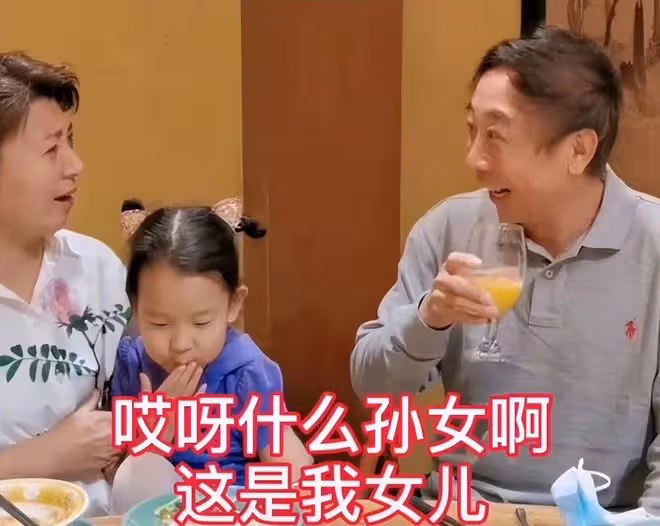 閆學晶一家三口在泰國接地氣！二婚老公肚腩突出，5歲女兒似爸爸