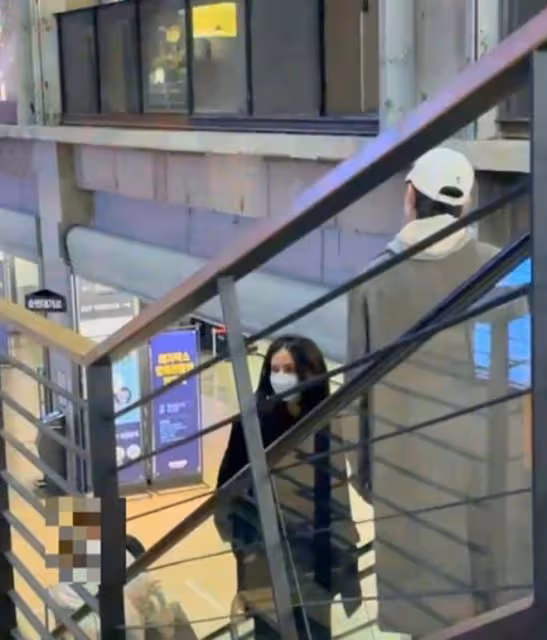 韓媒曝宋仲基約會照，頻頻回頭看老婆好恩愛，妻子肚大如籮孕相足