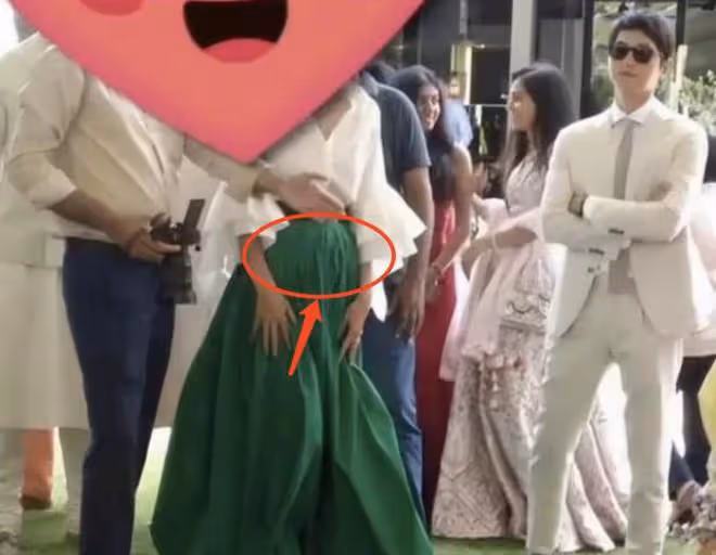 韓媒曝宋仲基約會照，頻頻回頭看老婆好恩愛，妻子肚大如籮孕相足