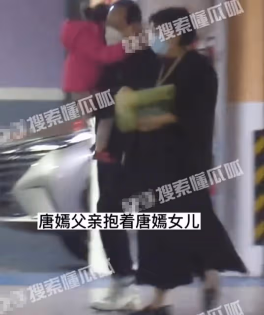 唐嫣父親抱孫女探望舅媽黃曦寧,3歲小小糖呆萌可愛,著急見妹妹