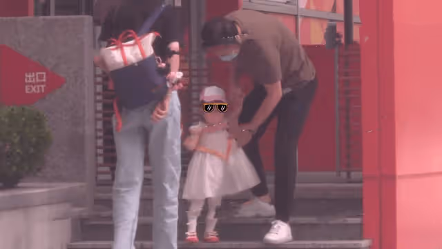 唐嫣父親抱孫女探望舅媽黃曦寧,3歲小小糖呆萌可愛,著急見妹妹