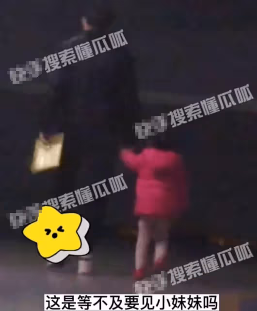 唐嫣父親抱孫女探望舅媽黃曦寧,3歲小小糖呆萌可愛,著急見妹妹