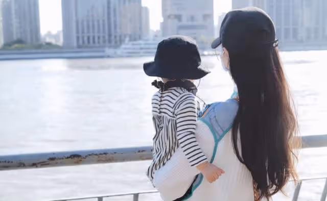 唐嫣父親抱孫女探望舅媽黃曦寧,3歲小小糖呆萌可愛,著急見妹妹