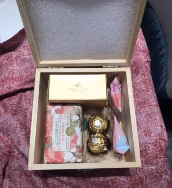 唐嫣父親抱孫女探望舅媽黃曦寧,3歲小小糖呆萌可愛,著急見妹妹