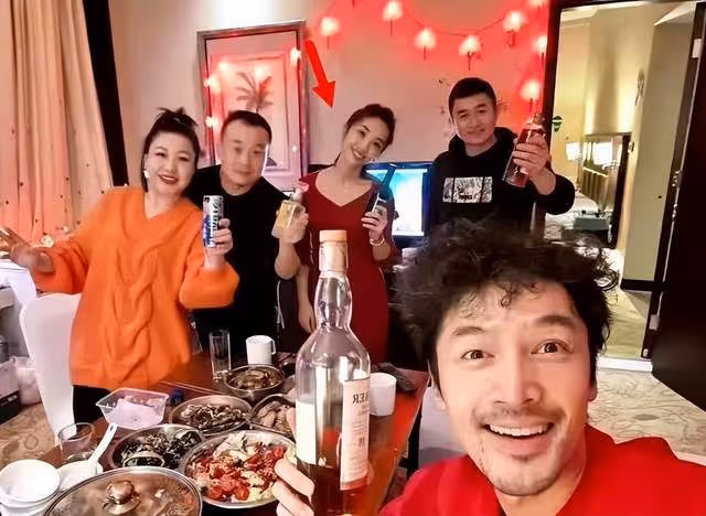 唐嫣父親抱孫女探望舅媽黃曦寧,3歲小小糖呆萌可愛,著急見妹妹