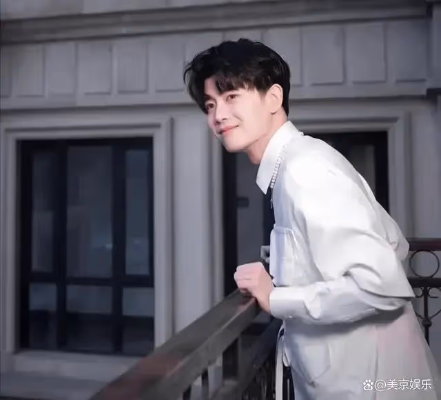 穿搭和氣質相得宜影,瞬間吸引人的眼球,任嘉倫很有魅力