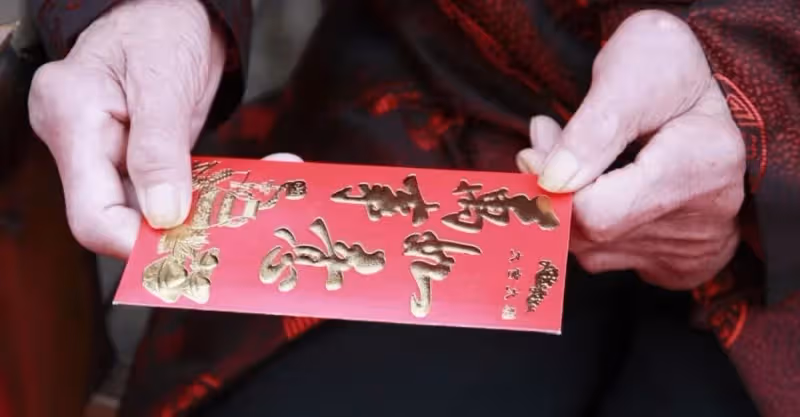 元宵節岳母給外孫女發紅包，發出一千索回八百，女婿發飆：滾出去