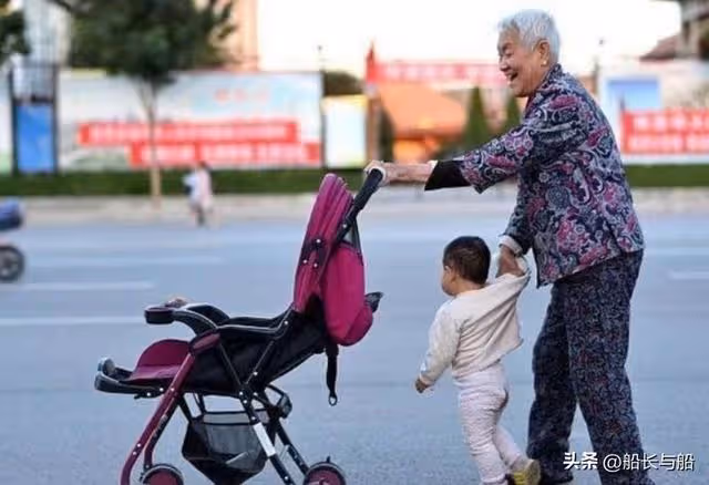 元宵節岳母給外孫女發紅包,發出一千索回八百,女婿發飆:滾出去