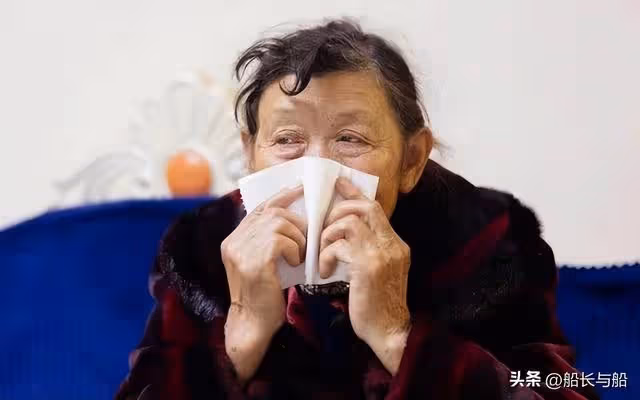 兒子提前回家過年,59歲母親卻不喜反憂:難過的日子又開始了