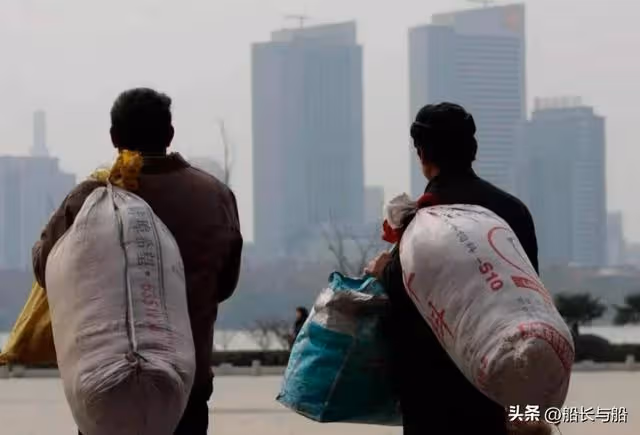兒子提前回家過年,59歲母親卻不喜反憂:難過的日子又開始了