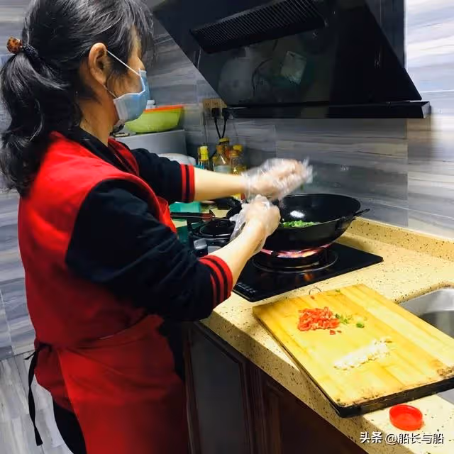 兒子提前回家過年,59歲母親卻不喜反憂:難過的日子又開始了