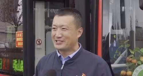不是親人勝似親人! 公車司機6年如一日背「輪椅男孩」上下車,感動網友:人間有真情!