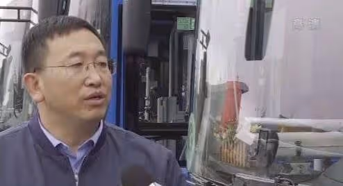 不是親人勝似親人! 公車司機6年如一日背「輪椅男孩」上下車,感動網友:人間有真情!
