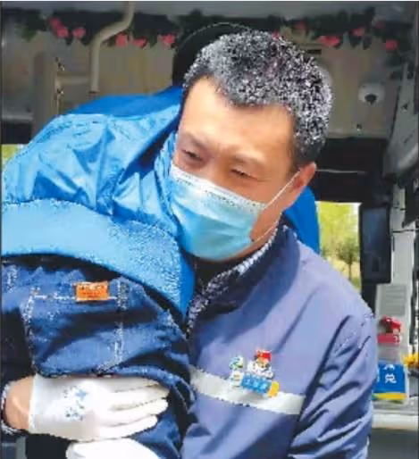 不是親人勝似親人! 公車司機6年如一日背「輪椅男孩」上下車,感動網友:人間有真情!