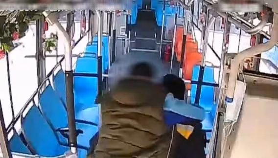 不是親人勝似親人! 公車司機6年如一日背「輪椅男孩」上下車,感動網友:人間有真情!