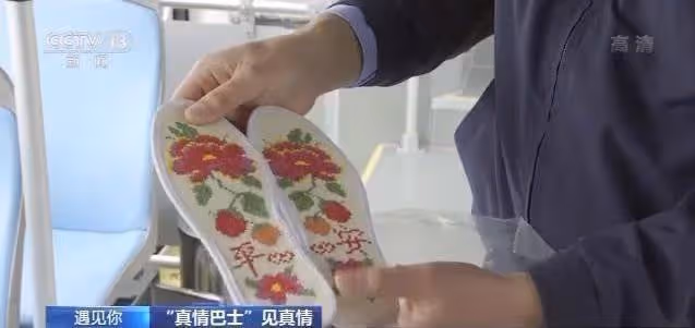 不是親人勝似親人! 公車司機6年如一日背「輪椅男孩」上下車,感動網友:人間有真情!