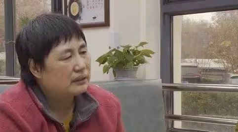 不是親人勝似親人! 公車司機6年如一日背「輪椅男孩」上下車,感動網友:人間有真情!