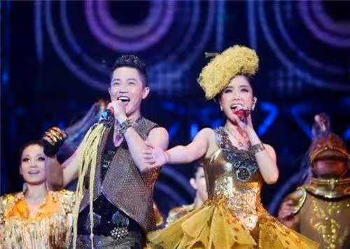 兩人默契搭檔23年卻沒成夫妻,現今一位年入千萬,一位卻負債百萬