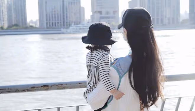 胡歌老婆生產,唐嫣3歲女兒隨外公現身醫院探望,雙方友情惹人羨