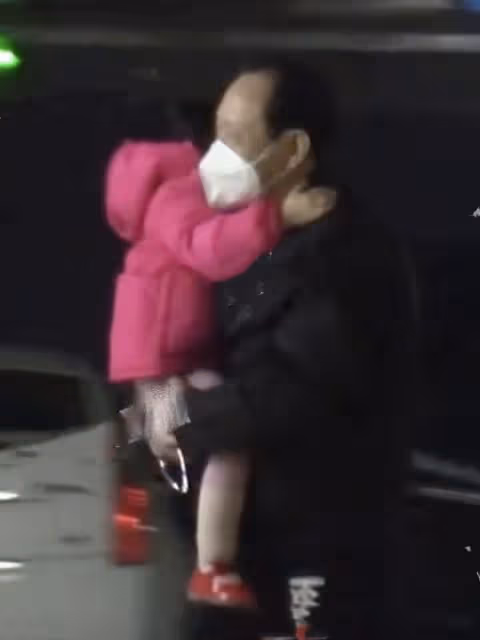 胡歌老婆生產,唐嫣3歲女兒隨外公現身醫院探望,雙方友情惹人羨