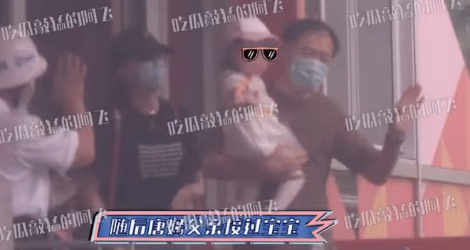 胡歌老婆生產,唐嫣3歲女兒隨外公現身醫院探望,雙方友情惹人羨