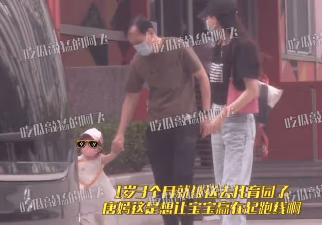 胡歌老婆生產,唐嫣3歲女兒隨外公現身醫院探望,雙方友情惹人羨