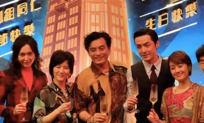 胡歌老婆生產,唐嫣3歲女兒隨外公現身醫院探望,雙方友情惹人羨