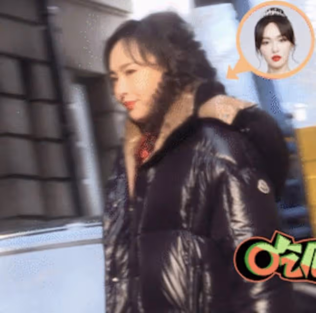 胡歌老婆生產,唐嫣3歲女兒隨外公現身醫院探望,雙方友情惹人羨