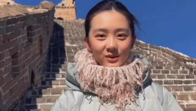 黃磊女兒多多爬長城錄視頻，說話嘴歪得明顯看著有些奇怪