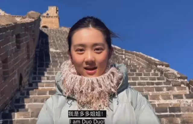 黃磊女兒多多爬長城錄視頻，說話嘴歪得明顯看著有些奇怪