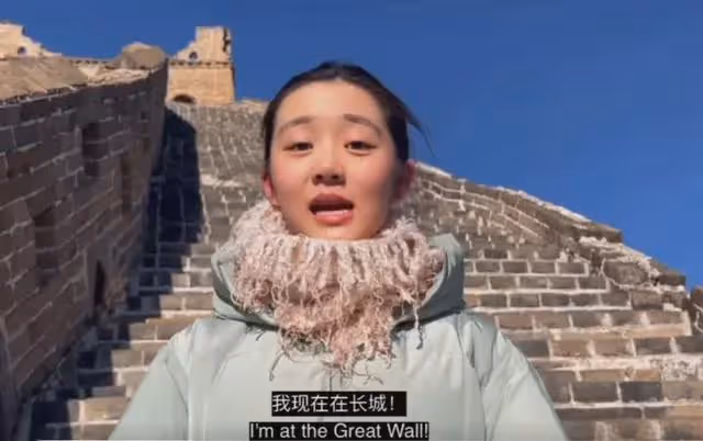 黃磊女兒多多爬長城錄視頻，說話嘴歪得明顯看著有些奇怪