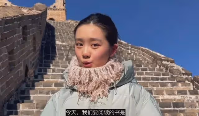 黃磊女兒多多爬長城錄視頻，說話嘴歪得明顯看著有些奇怪