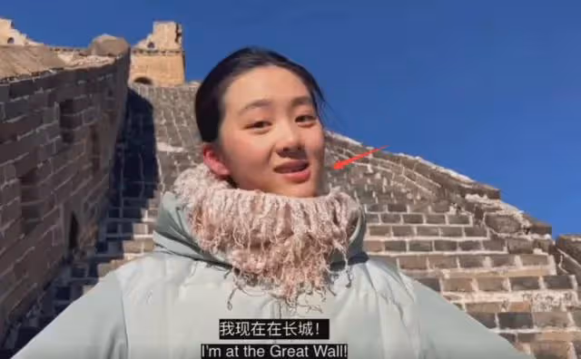黃磊女兒多多爬長城錄視頻,說話嘴歪得明顯看著有些奇怪
