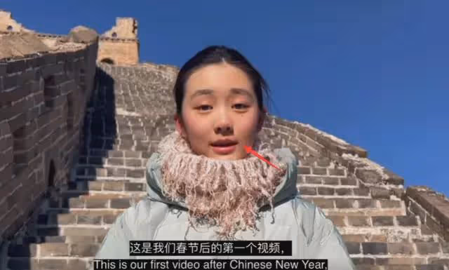 黃磊女兒多多爬長城錄視頻,說話嘴歪得明顯看著有些奇怪
