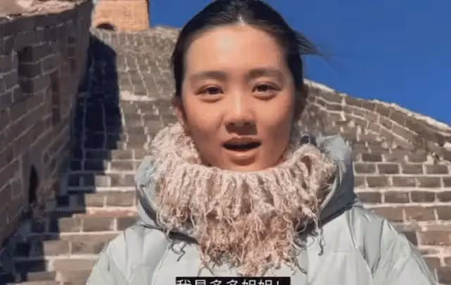 黃磊女兒多多爬長城錄視頻,說話嘴歪得明顯看著有些奇怪
