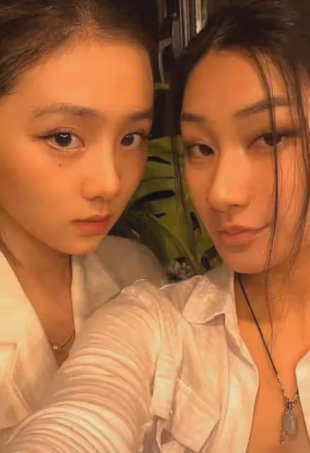 黃磊女兒多多爬長城錄視頻,說話嘴歪得明顯看著有些奇怪